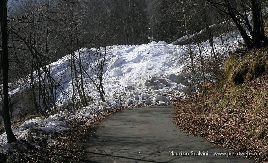 22 Valanga sulla strada per Brembella.JPG